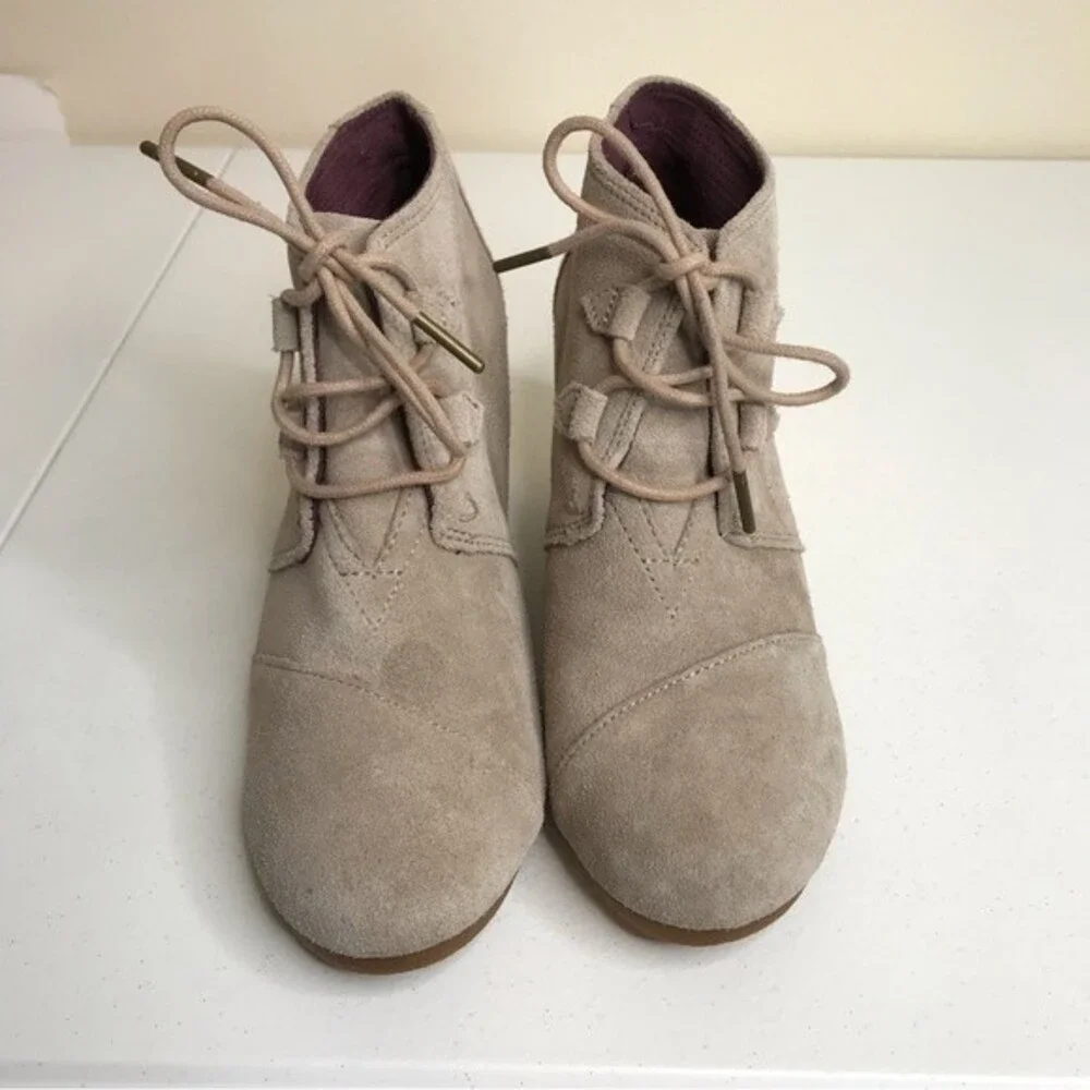 Toms Kala Faux Suede Wedge Heel Lace Up Ankle Bootie Tan Taupe Womens Size 9